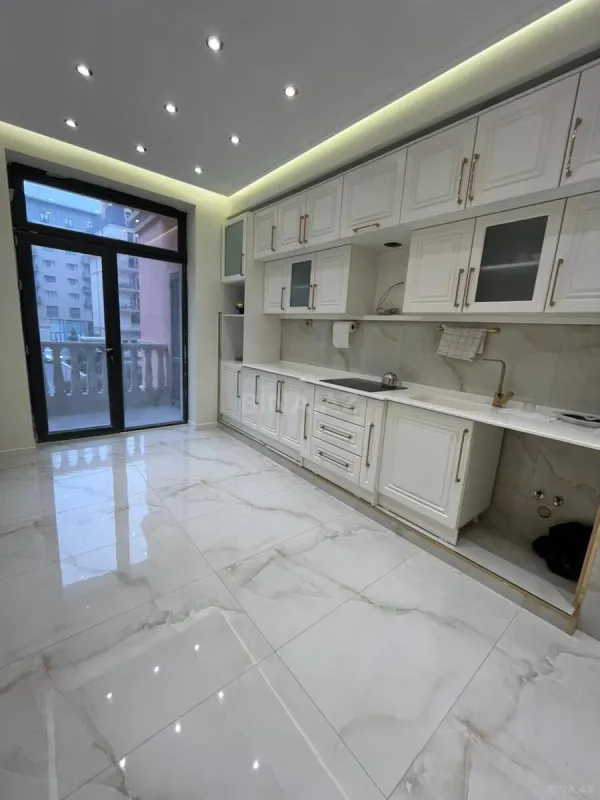 Satılır 5 otaqlı mənzil 195 m²