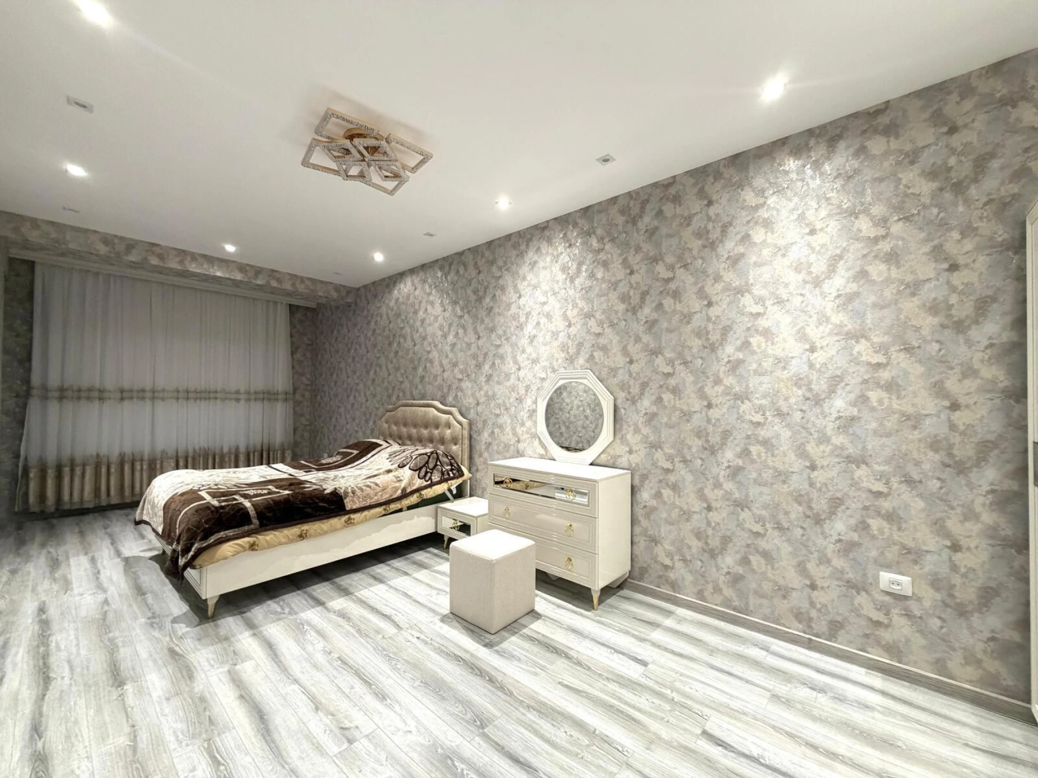 Kirayə verilir 2 otaqlı mənzil 80 m²
