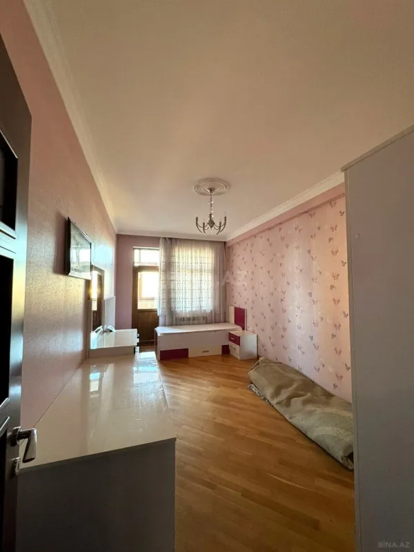 Satılır 4 otaqlı mənzil 175 m²