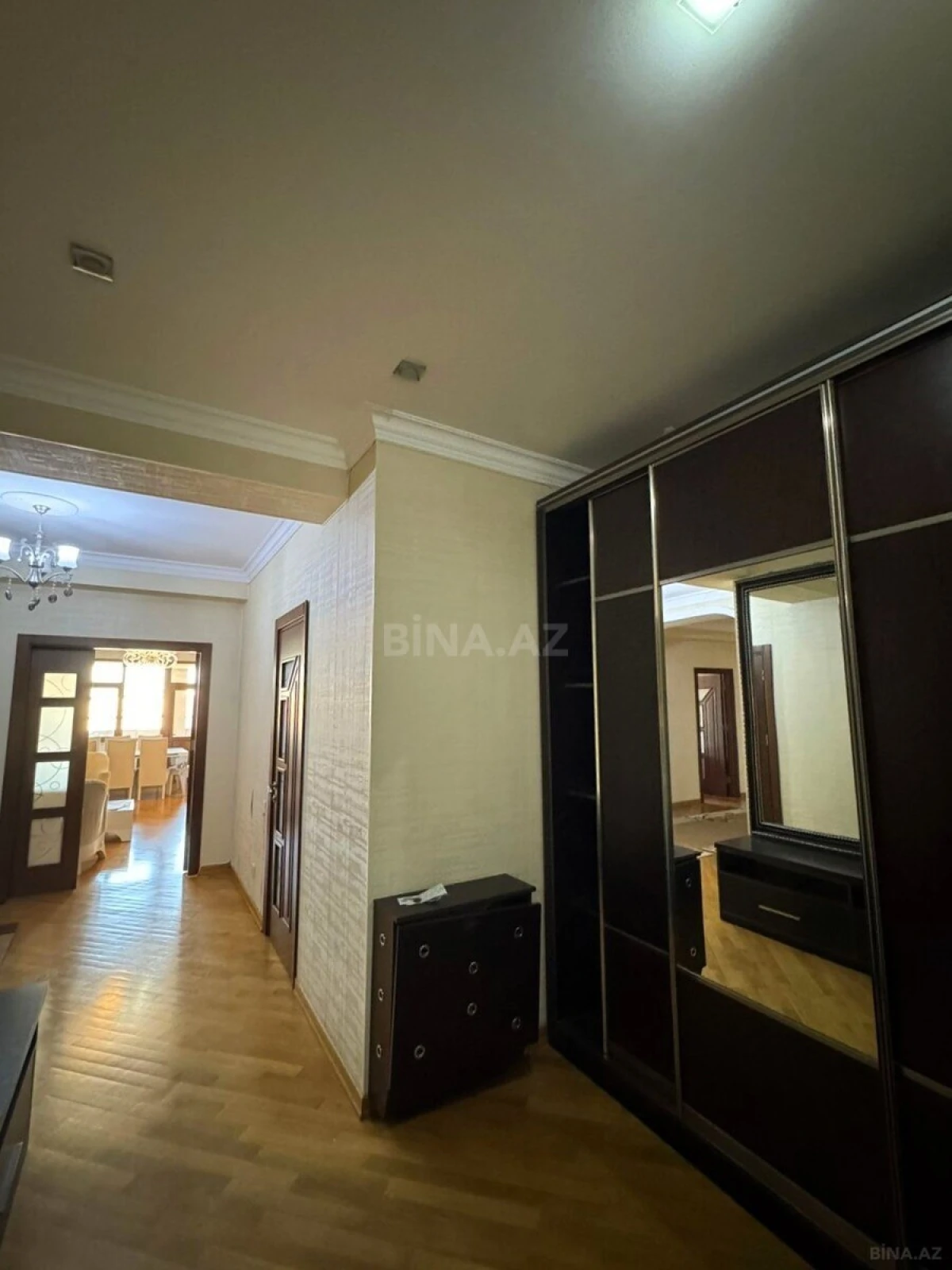 Satılır 4 otaqlı mənzil 175 m²