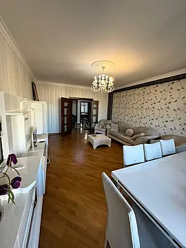 Satılır 4 otaqlı mənzil 175 m²