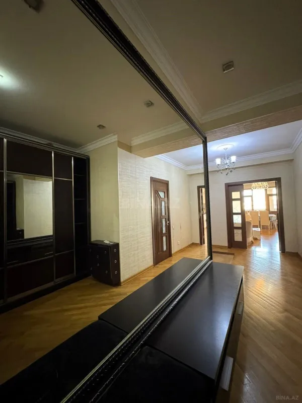 Satılır 4 otaqlı mənzil 175 m²