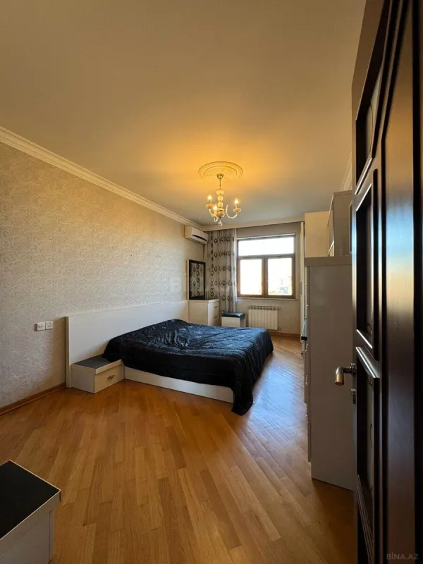 Satılır 4 otaqlı mənzil 175 m²