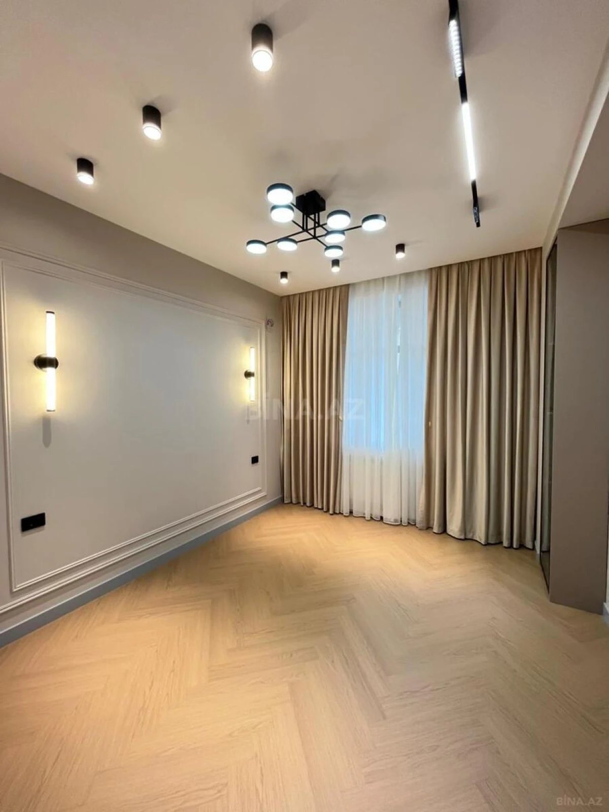 Satılır 4 otaqlı mənzil 118 m²