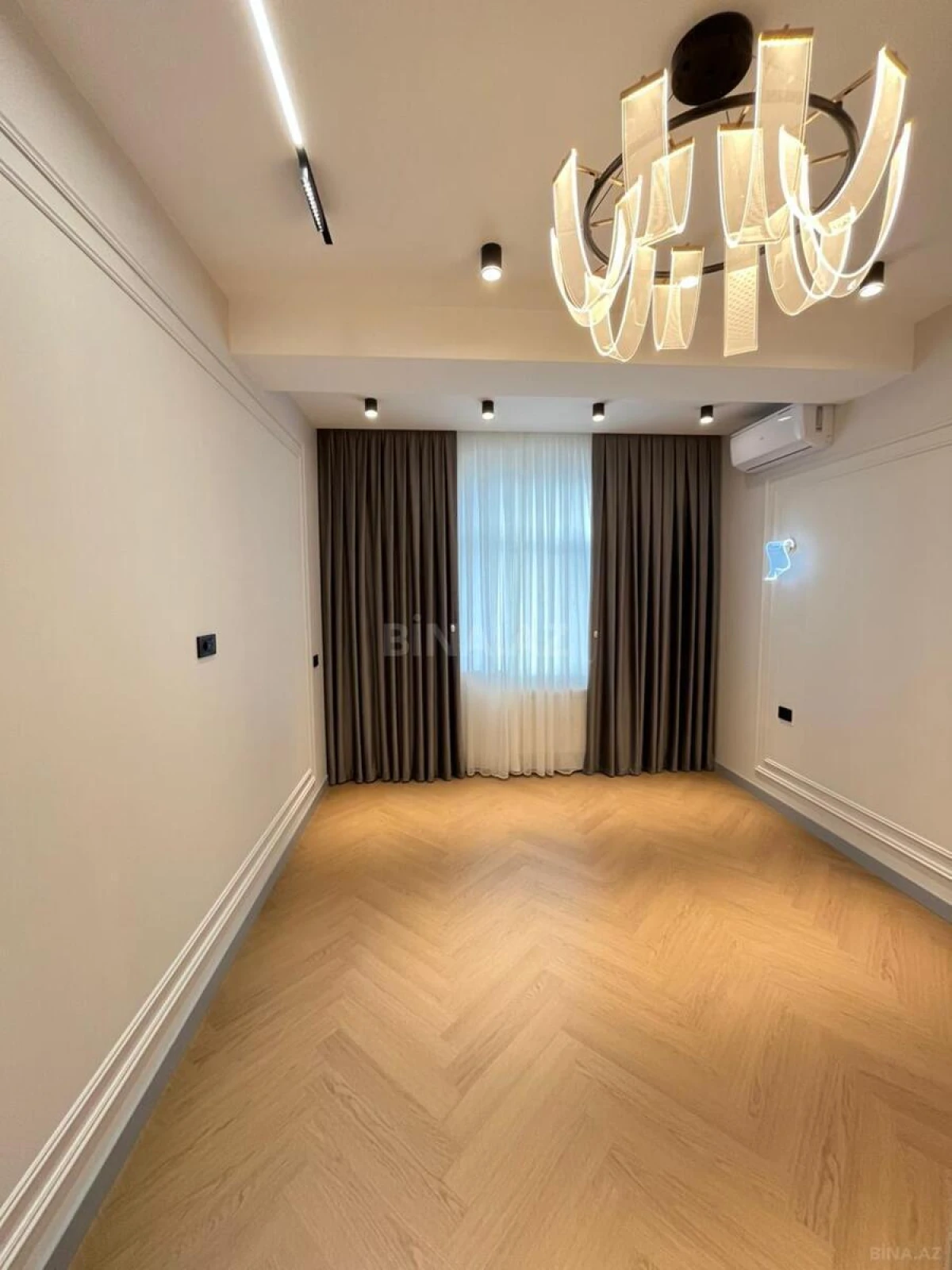 Satılır 4 otaqlı mənzil 118 m²