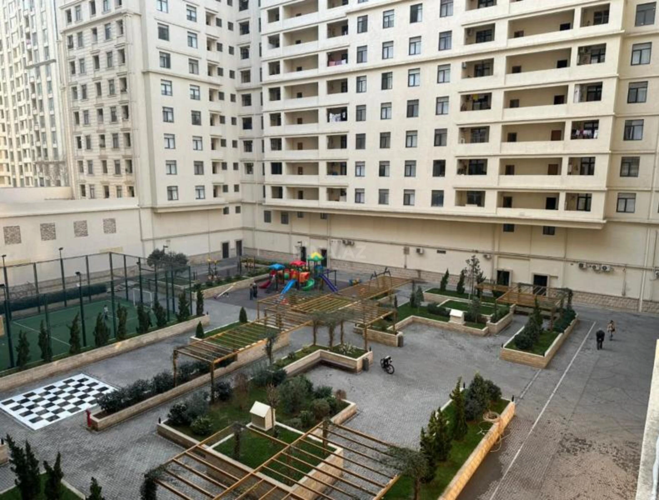 Satılır 4 otaqlı mənzil 174 m²