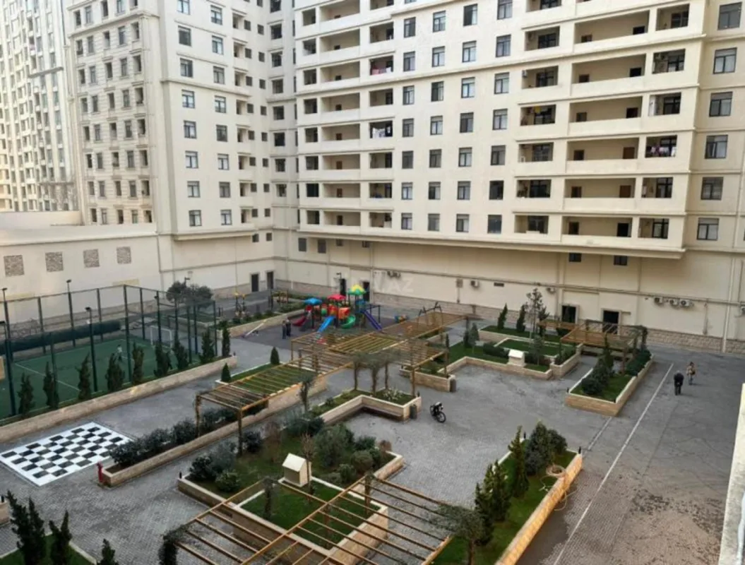 Satılır 4 otaqlı mənzil 174 m²