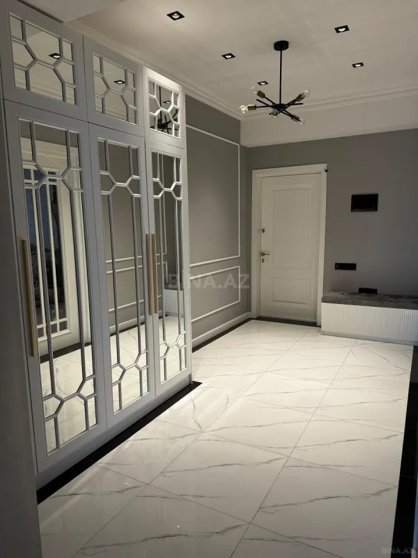 Satılır 3 otaqlı mənzil 135 m²