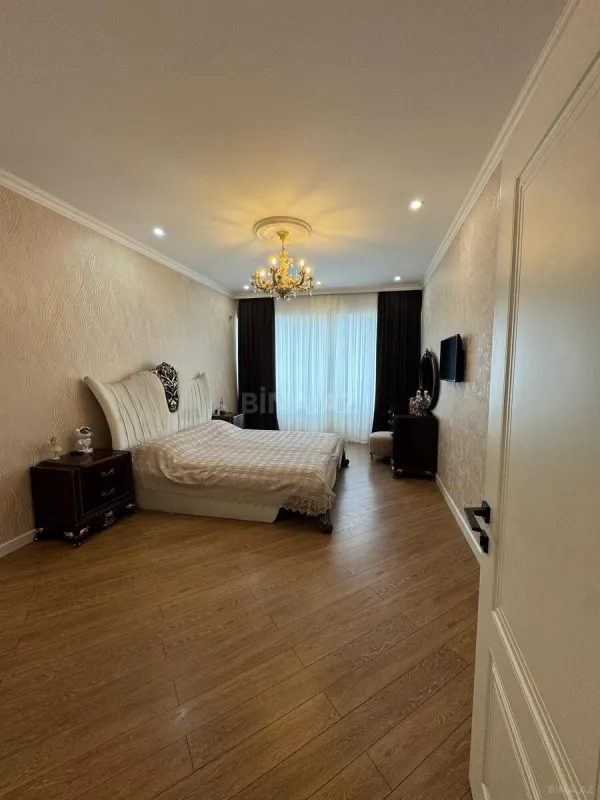 Satılır 3 otaqlı mənzil 135 m²