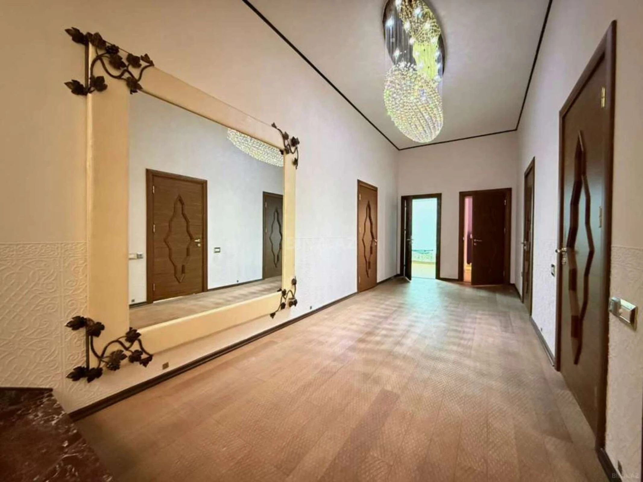 Satılır 5 otaqlı həyət evi 381 m²