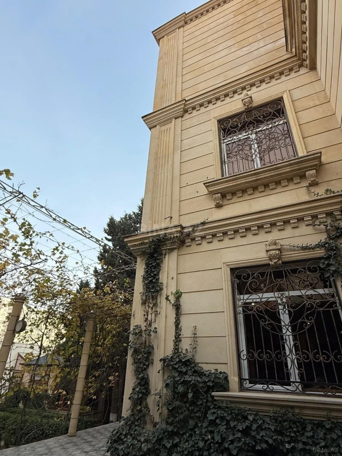 Satılır 5 otaqlı həyət evi 381 m²