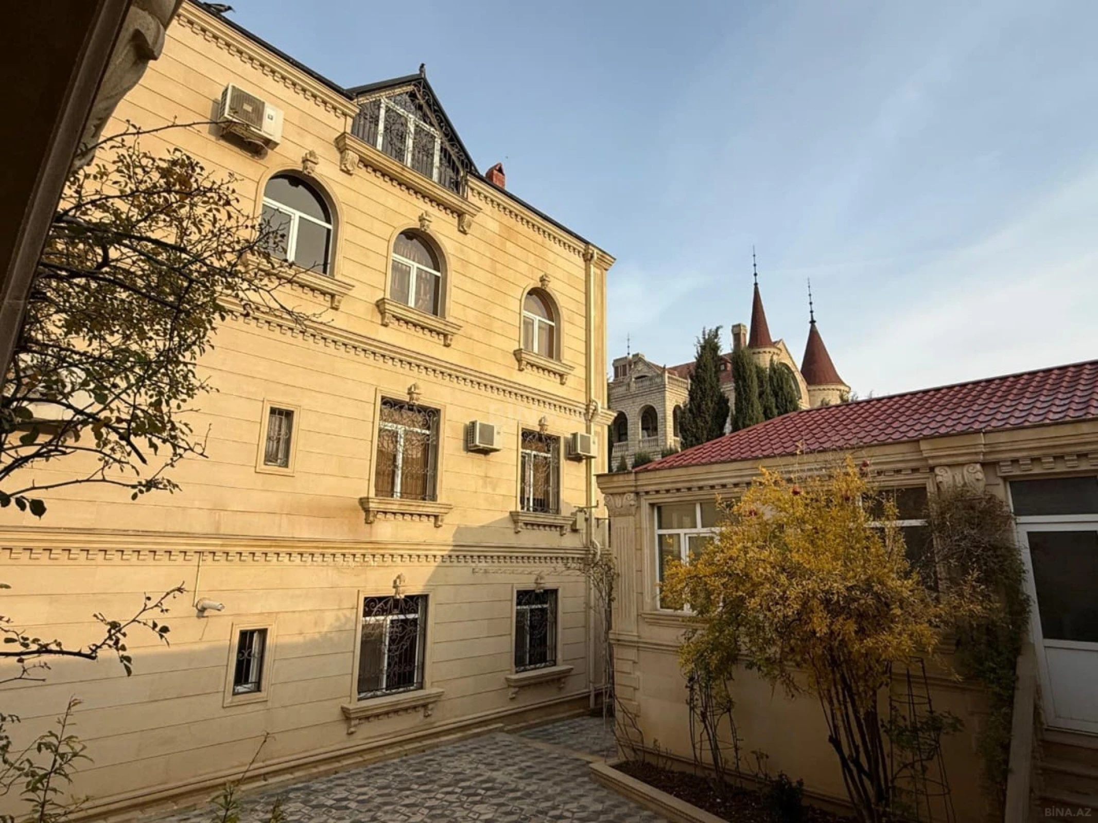 Satılır 5 otaqlı həyət evi 381 m²