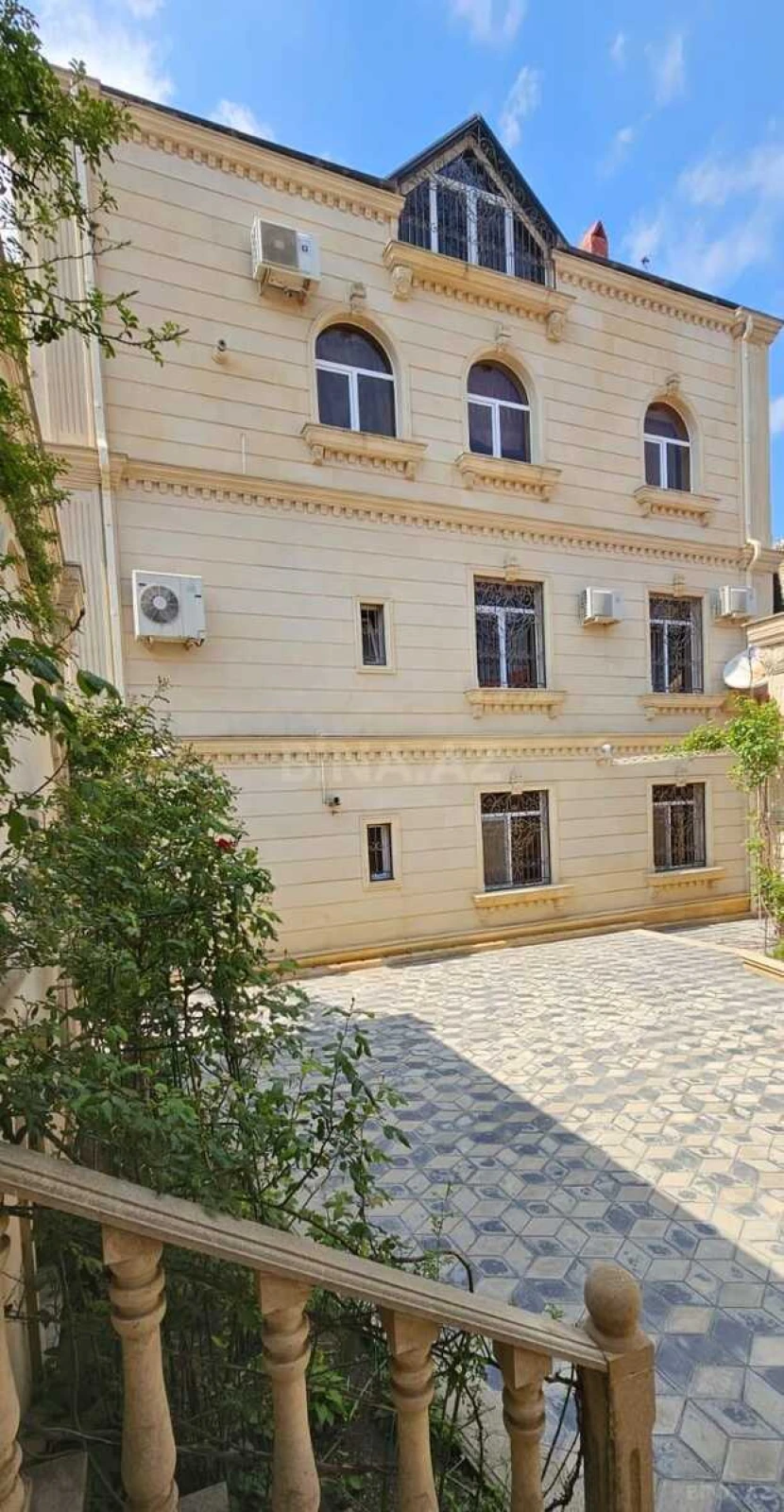 Satılır 5 otaqlı həyət evi 381 m²