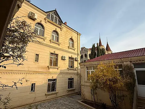 Satılır 5 otaqlı həyət evi 381 m²