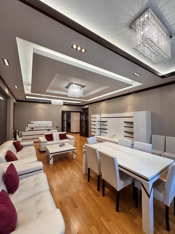 Satılır 4 otaqlı mənzil 222 m²