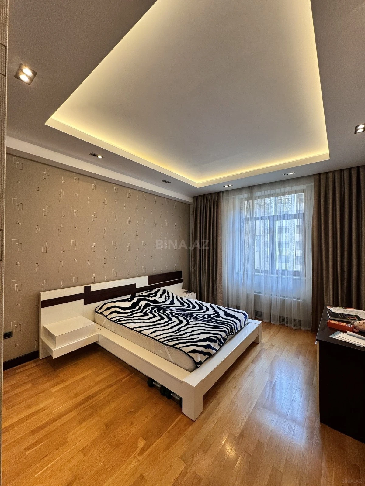 Satılır 4 otaqlı mənzil 222 m²