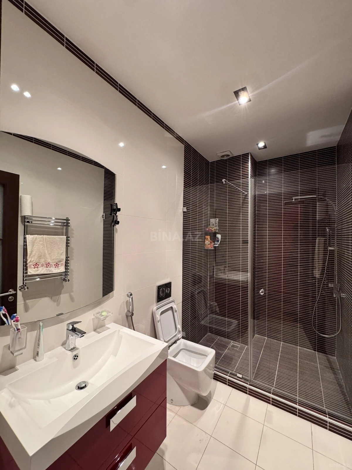 Satılır 4 otaqlı mənzil 222 m²