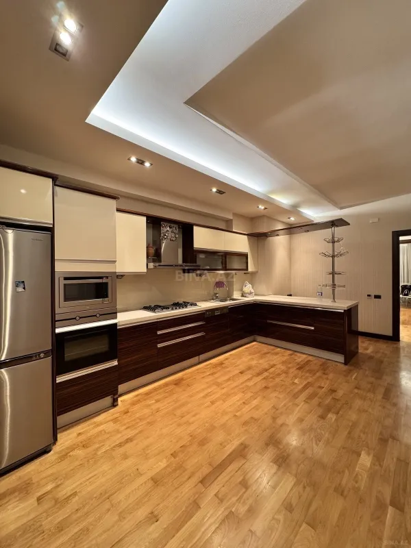 Satılır 4 otaqlı mənzil 222 m²