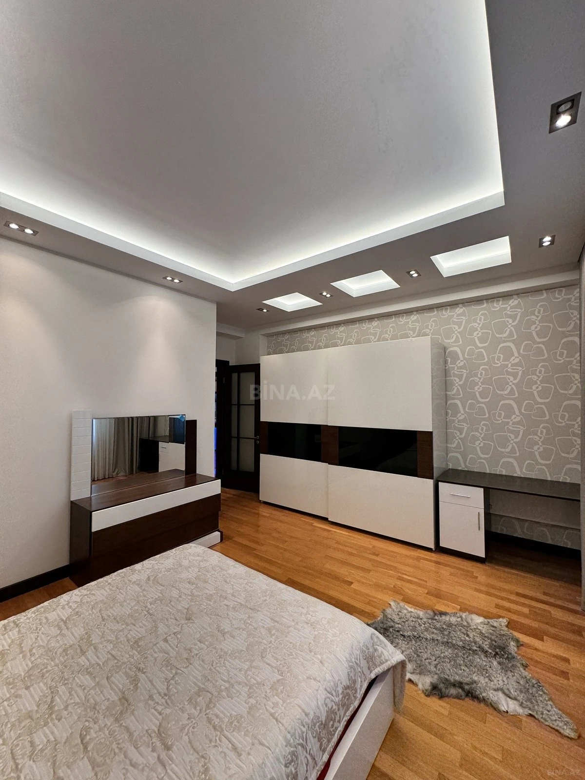 Satılır 4 otaqlı mənzil 222 m²