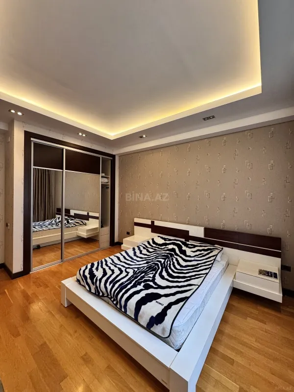Satılır 4 otaqlı mənzil 222 m²
