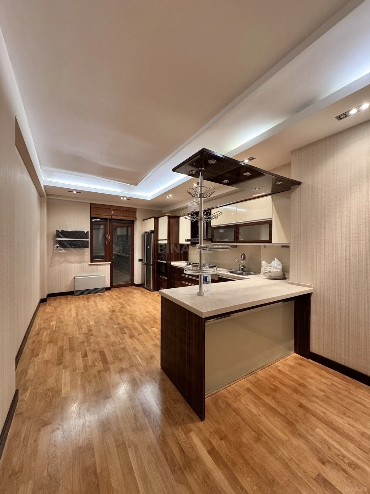 Satılır 4 otaqlı mənzil 222 m²