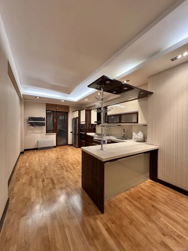 Satılır 4 otaqlı mənzil 222 m²