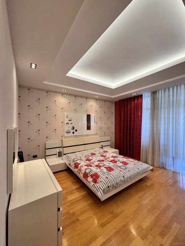 Satılır 4 otaqlı mənzil 222 m²
