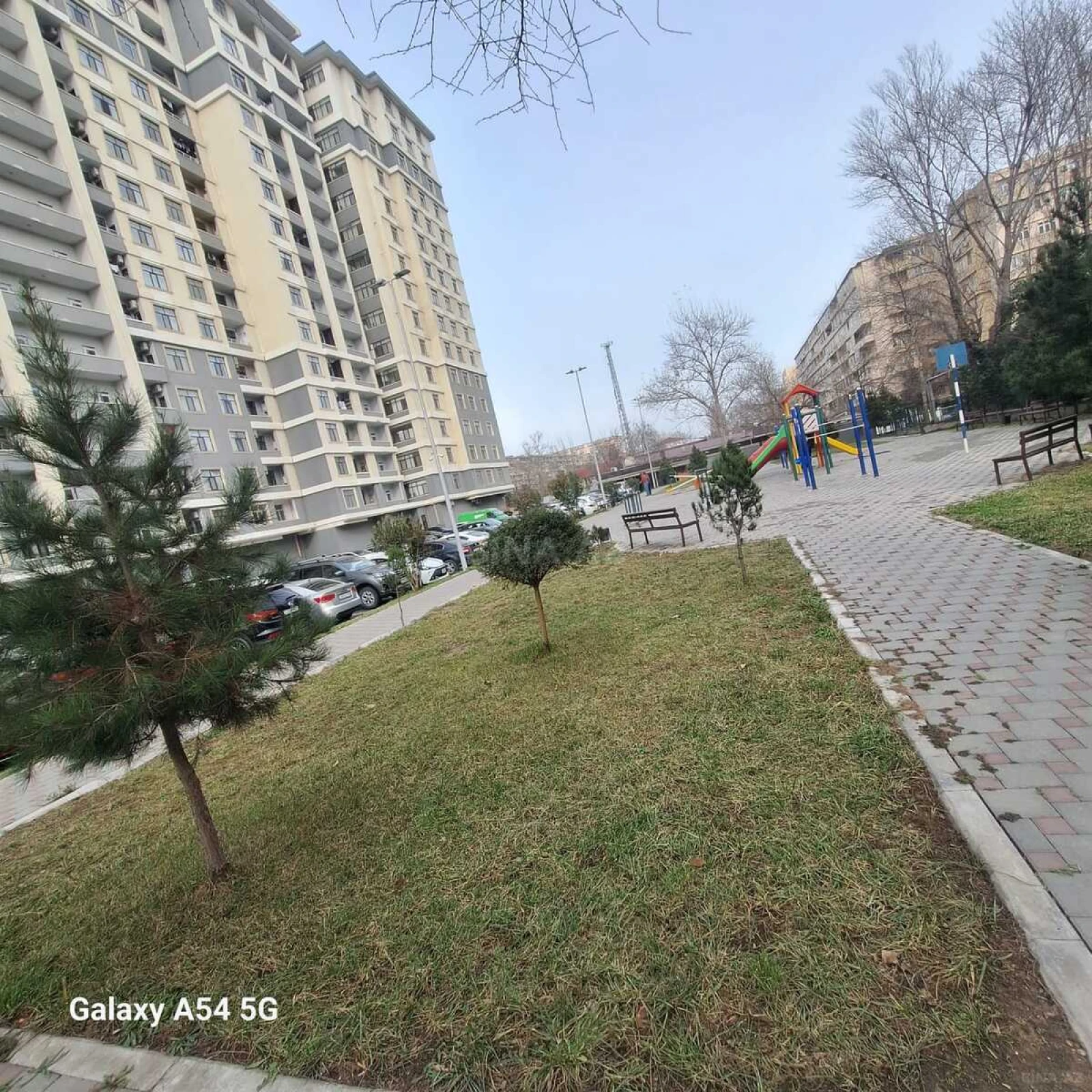 Satılır 4 otaqlı mənzil 180 m²