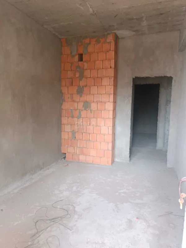 Satılır 4 otaqlı mənzil 180 m²