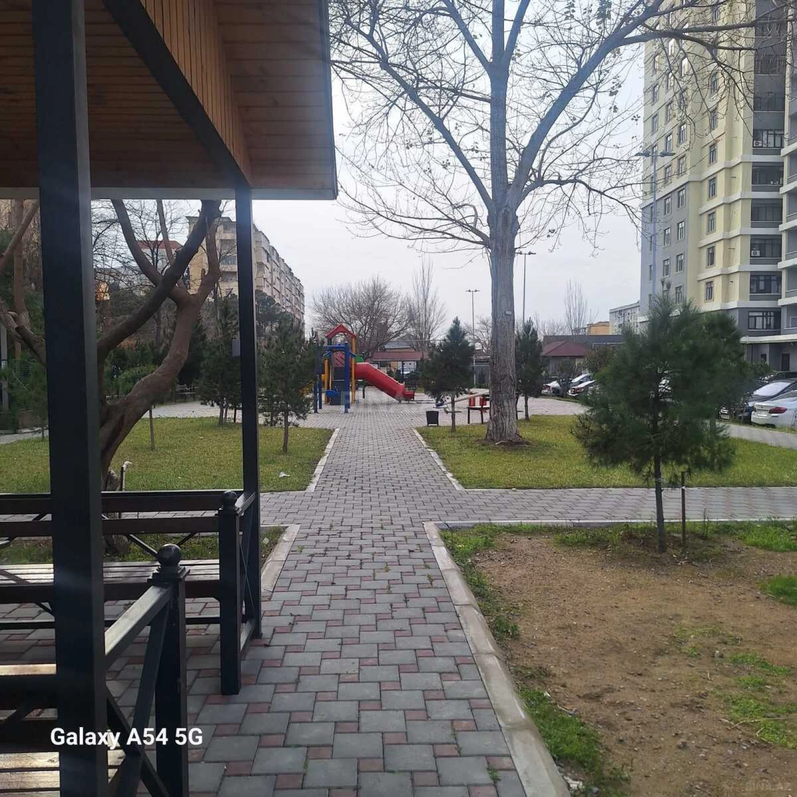 Satılır 4 otaqlı mənzil 180 m²
