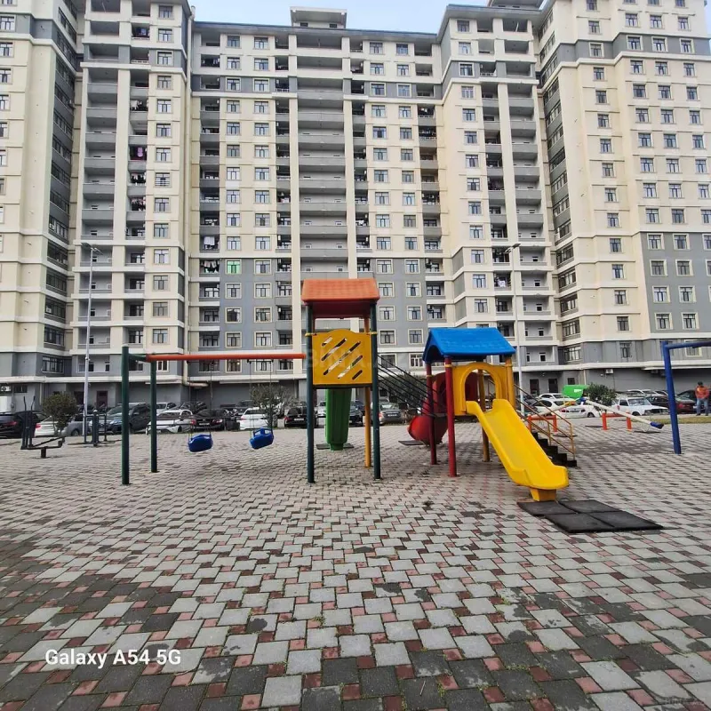 Satılır 4 otaqlı mənzil 180 m²