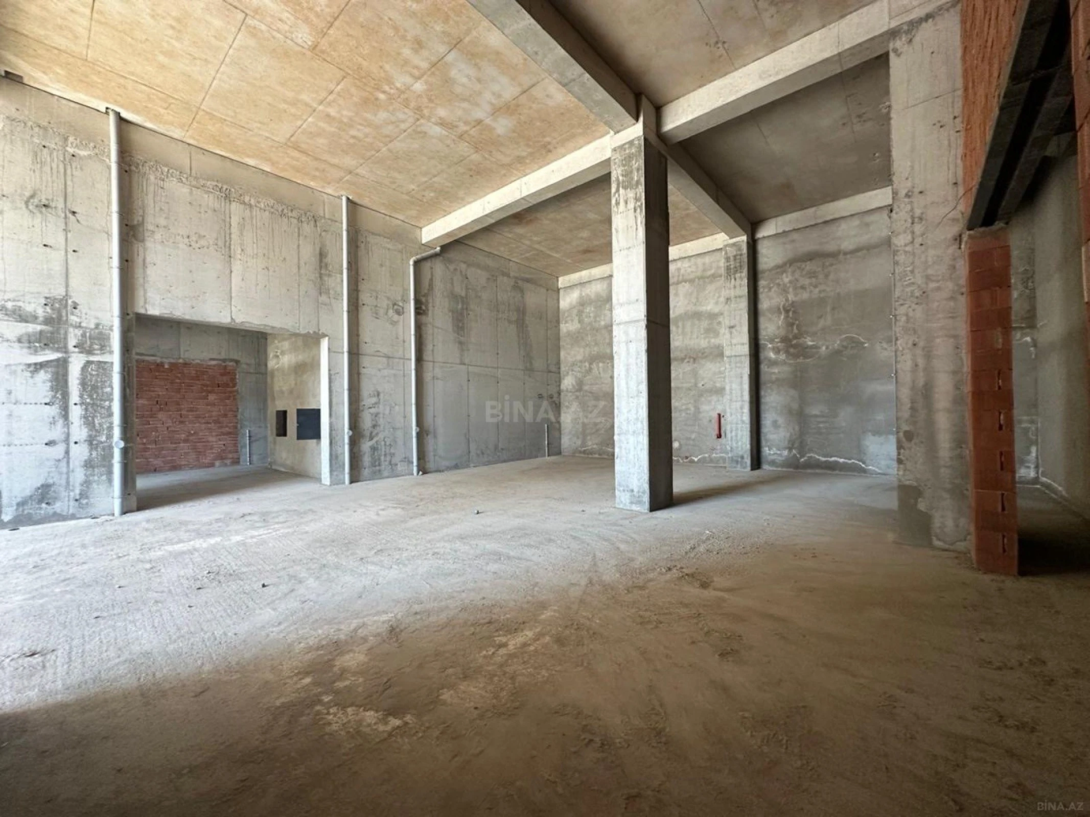 Satılır obyekt 301 m²