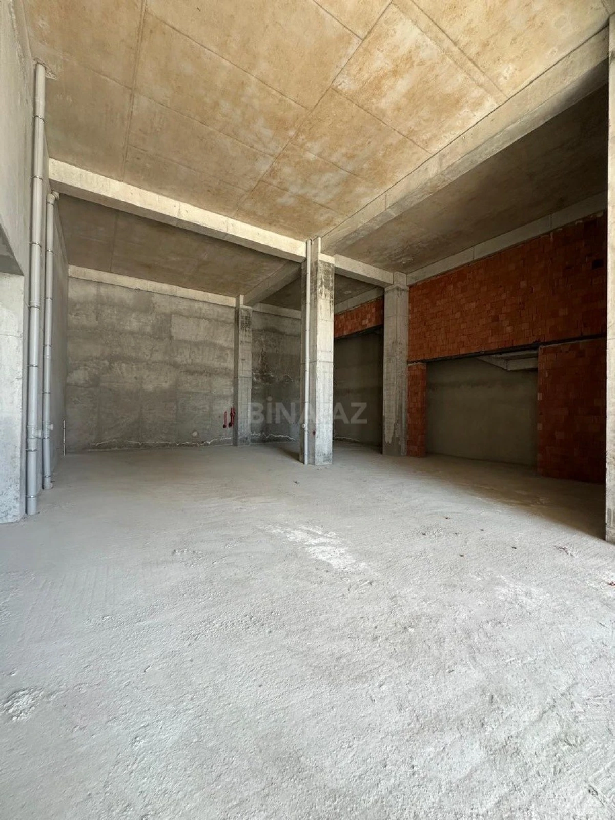 Satılır obyekt 301 m²
