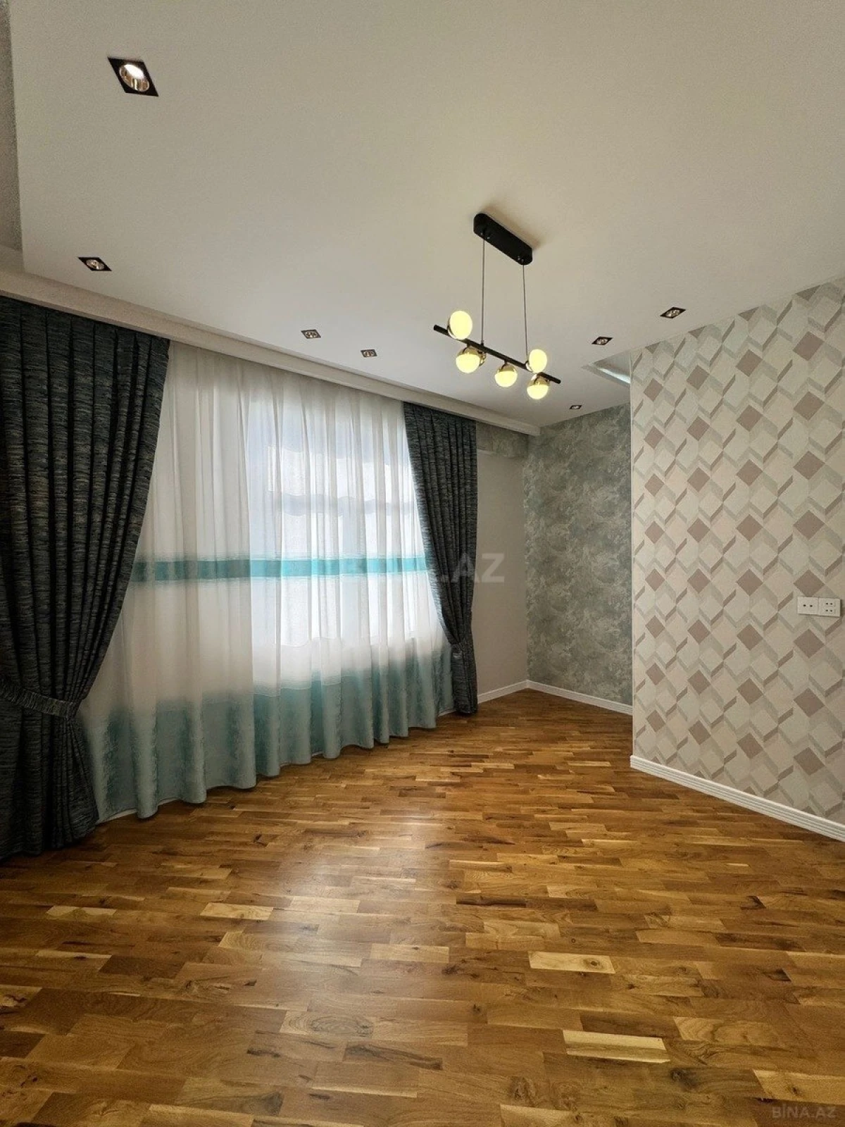 Satılır 3 otaqlı mənzil 115 m²