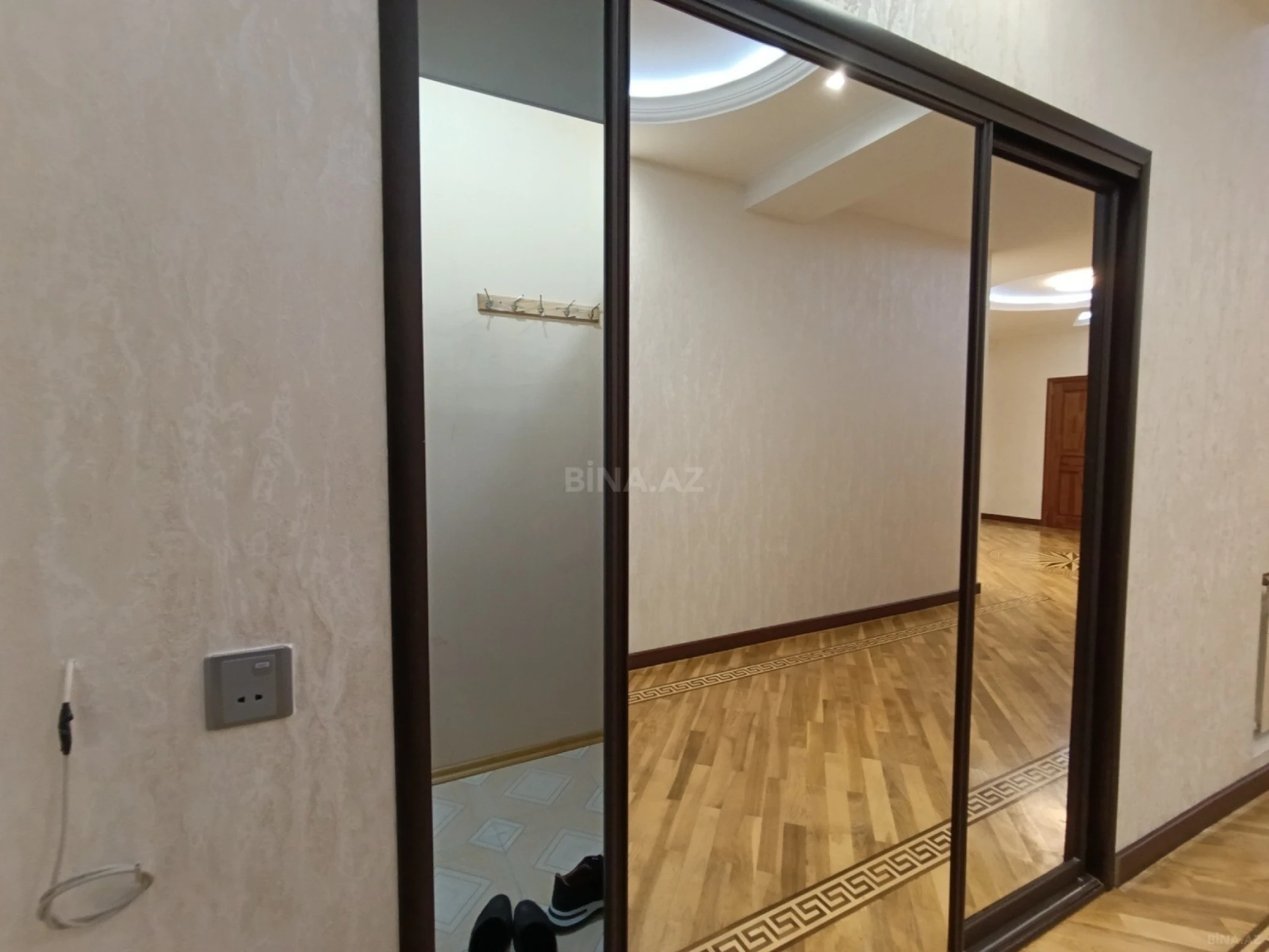 Satılır 3 otaqlı mənzil 140 m²