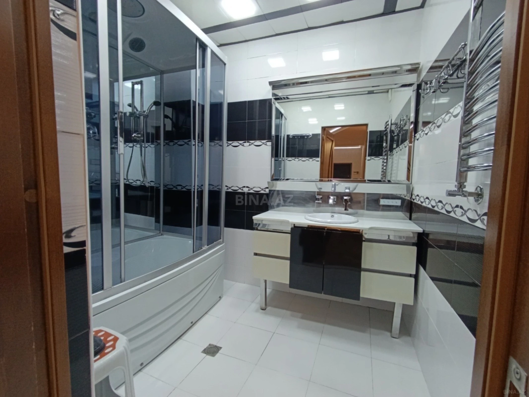 Satılır 3 otaqlı mənzil 140 m²