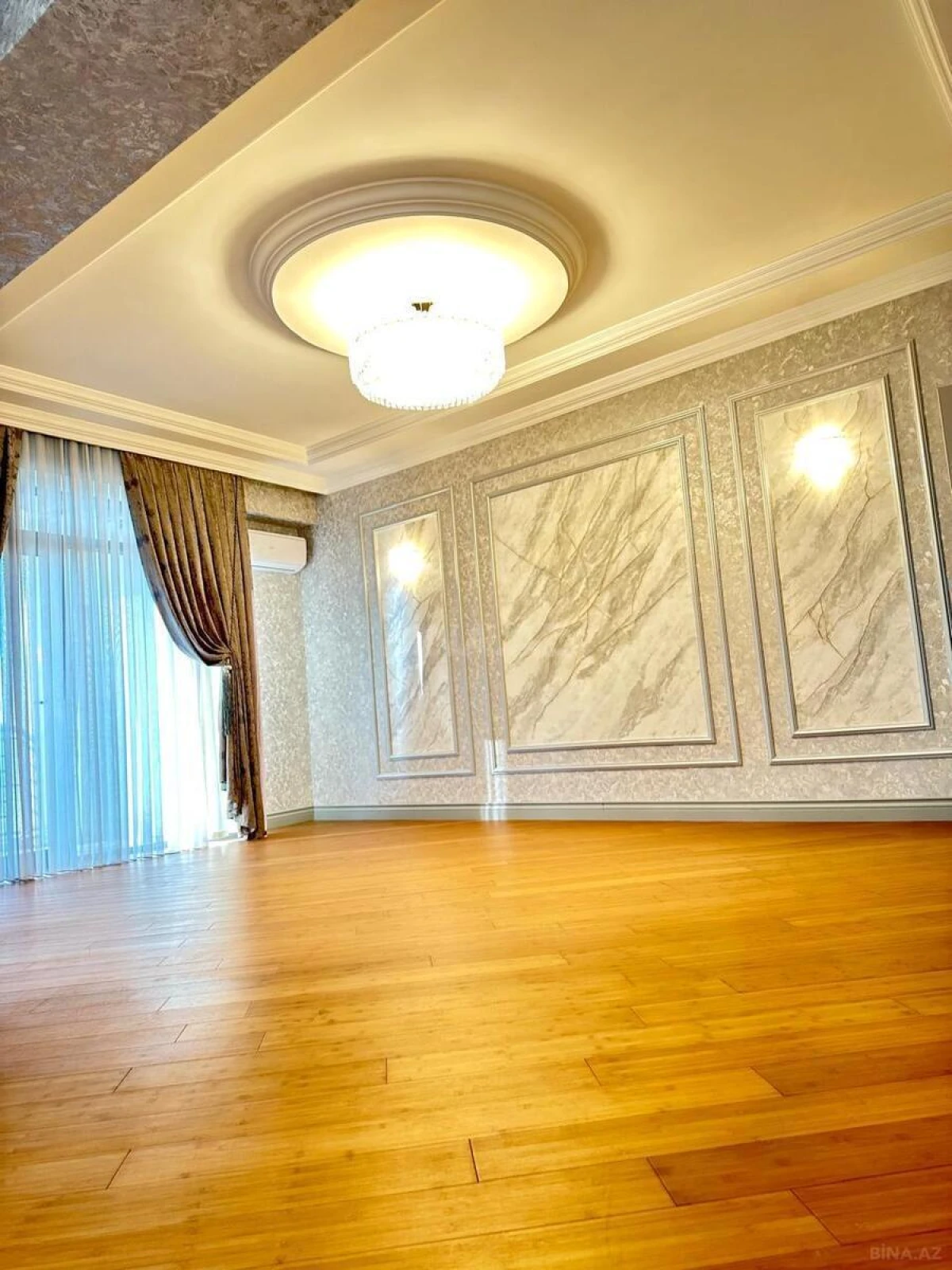 Satılır 4 otaqlı mənzil 210 m²