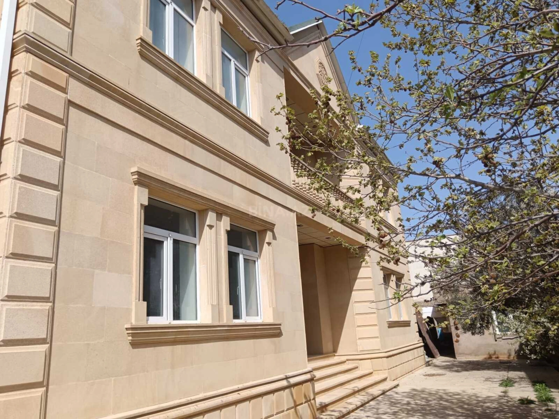 Satılır 8 otaqlı həyət evi 280 m²