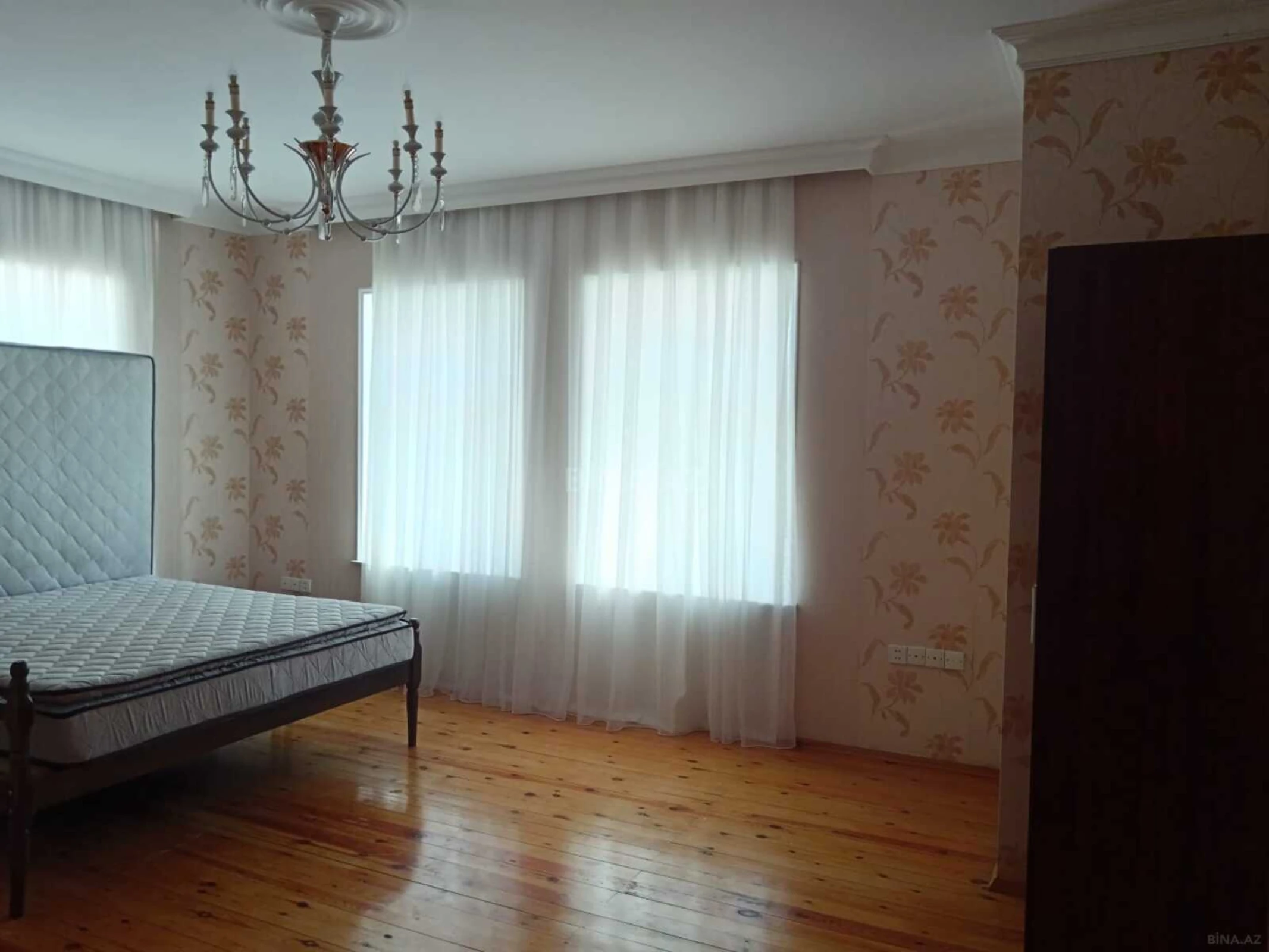 Satılır 8 otaqlı həyət evi 280 m²