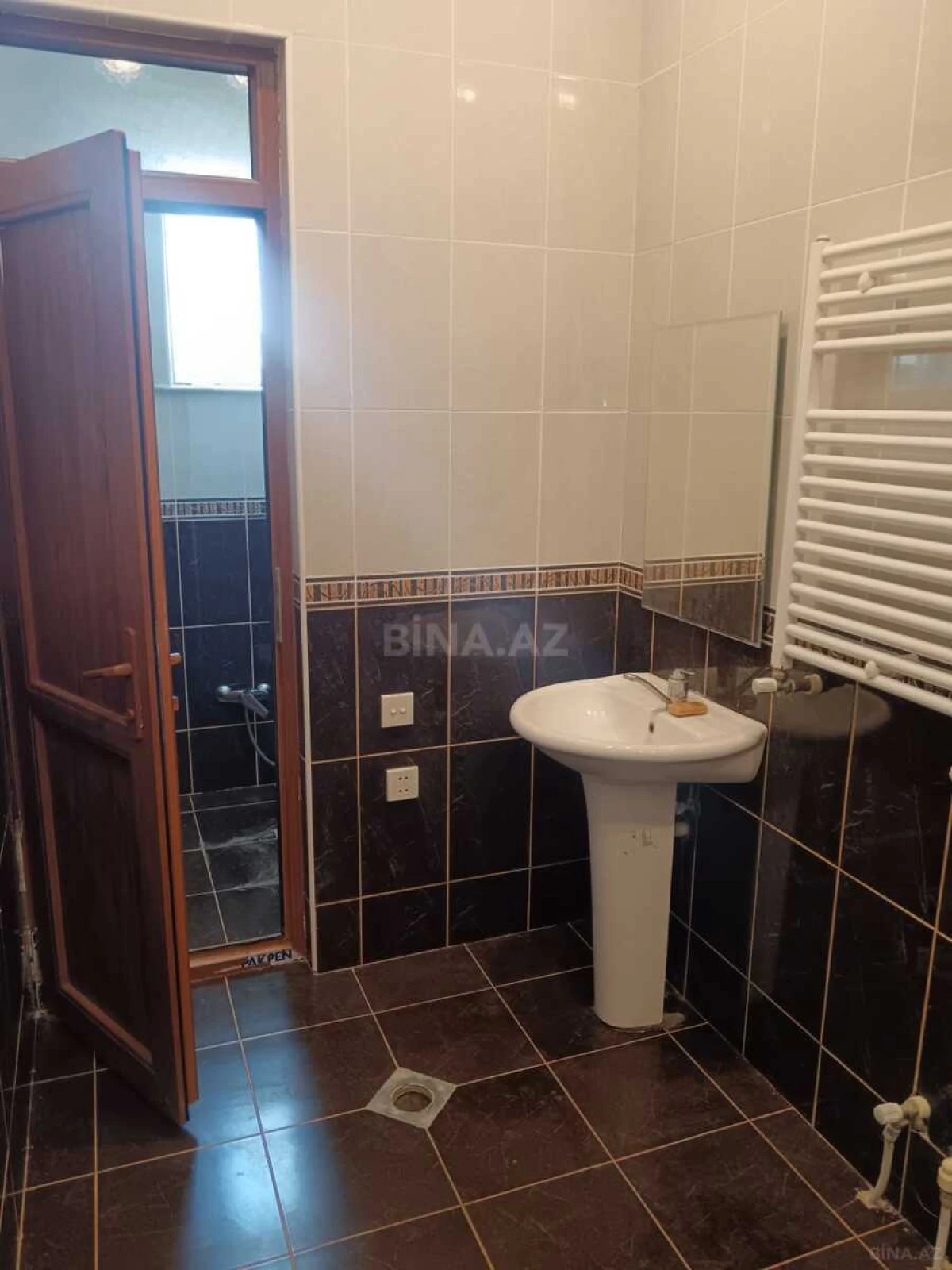 Satılır 8 otaqlı həyət evi 280 m²