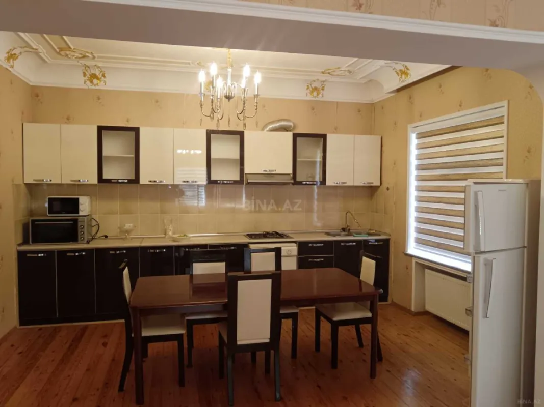 Satılır 8 otaqlı həyət evi 280 m²