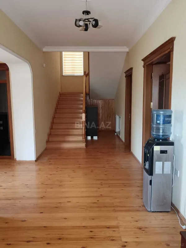 Satılır 8 otaqlı həyət evi 280 m²