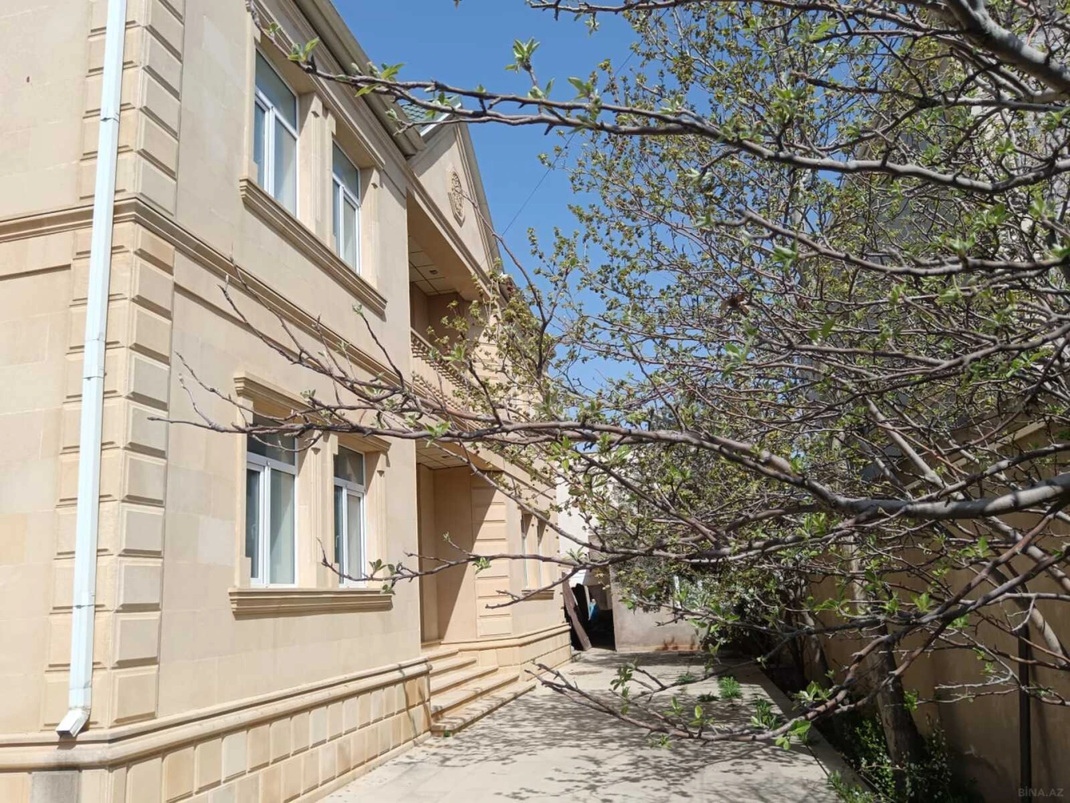 Satılır 8 otaqlı həyət evi 280 m²