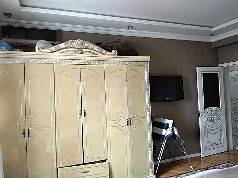 Satılır 4 otaqlı mənzil 140 m²