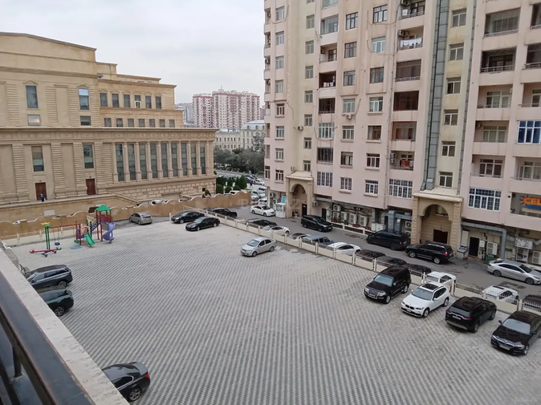 Satılır 3 otaqlı mənzil 142 m²