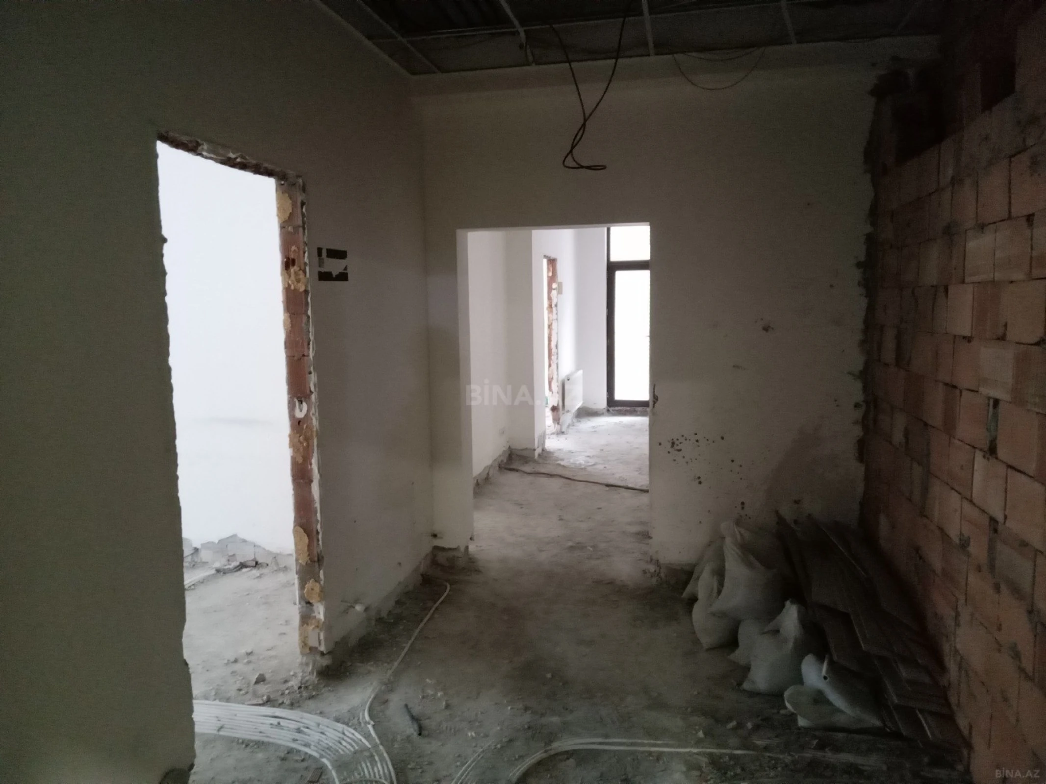 Satılır 3 otaqlı mənzil 142 m²