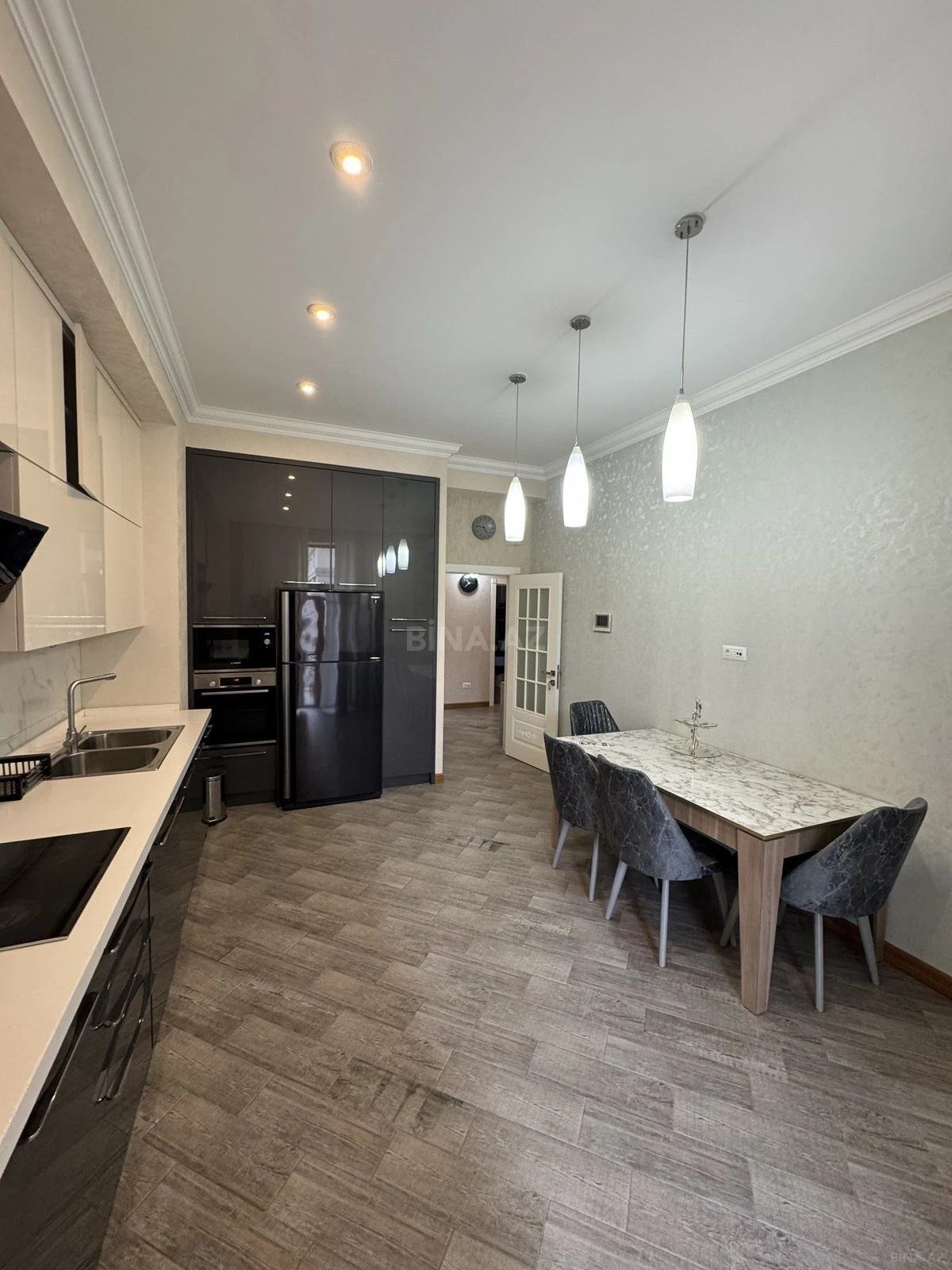 Kirayə verilir 2 otaqlı mənzil 95 m²