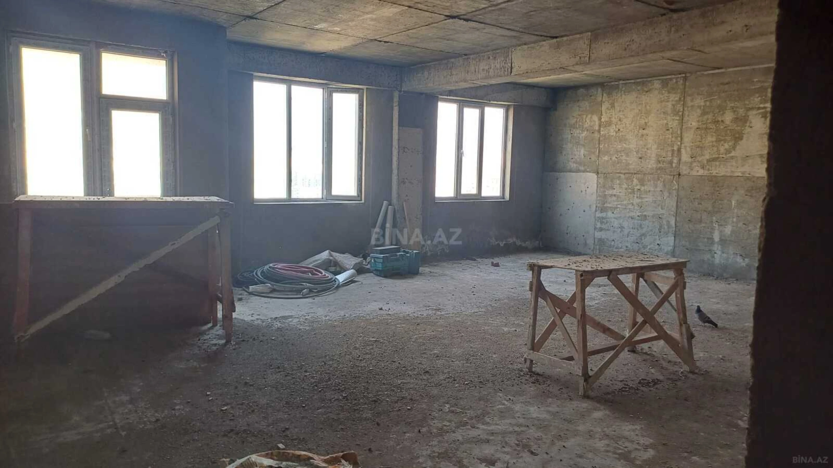 Satılır 4 otaqlı mənzil 141 m²