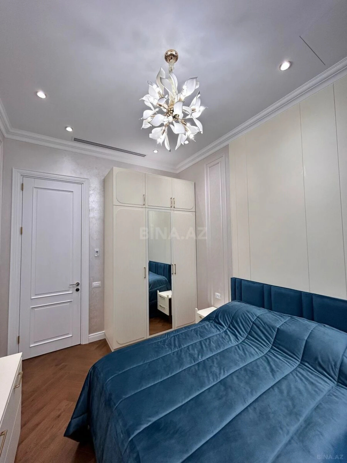 Kirayə verilir 4 otaqlı mənzil 167 m²