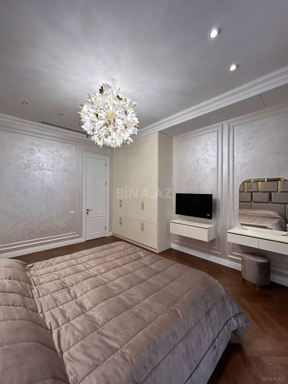 Kirayə verilir 4 otaqlı mənzil 167 m²